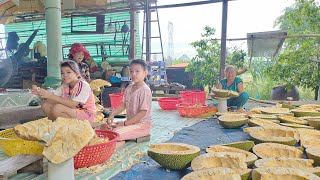 Nghĩ hè các bạn nhỏ ở nhà lột mít.giá mít rẻ quá nên lột lấy cơm mít bán.
