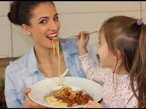 Spaghetti Bolognese Rezept - total lecker und total einfach! / Sallys Welt