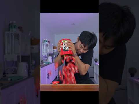 เปิดนมป๋องแดงยักษ์! เจอลูกอมเคี้ยวหนึบ Giant red can of milk