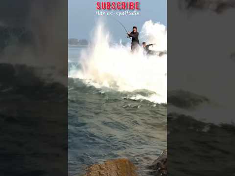 Nekad..? Mancing walau di terjang ombak besar #fishing #amazing