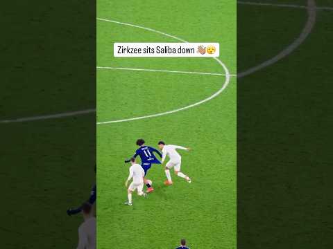 Zirkzee sits Saliba down 👋 #manunited #zirkzee #skills #facup #arsenal #amorim