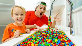 Chris chơi với vòi nước ma thuật và đồ chơi
