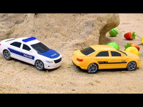 Carro de polícia perseguindo carro! | Aventura divertida com carrinhos e dinossauros de brinquedo!