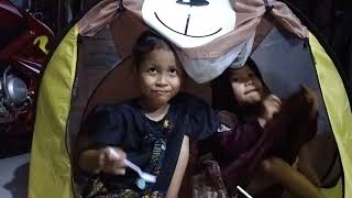 MAKAN ICE CREAM MOMOYO STRAWBERRY DIDALAM TENDA