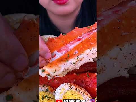 Opening a Giant King Crab Leg PERFECTLY! #asmr #food #eating #shorts