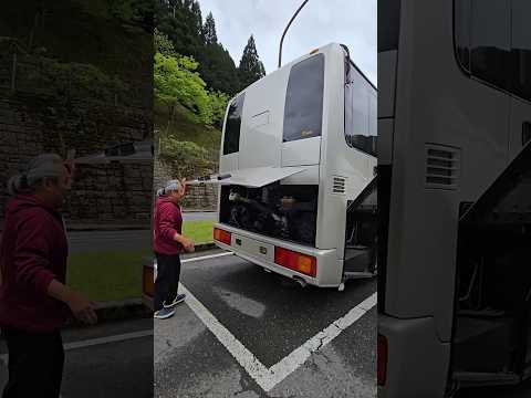 彼は巨大なバスをDIYでキャンピングカーにした