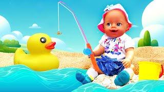 Ой, уточка УПАЛА в МОРЕ! 😱 Кукла Эмили зовёт маму на помощь!