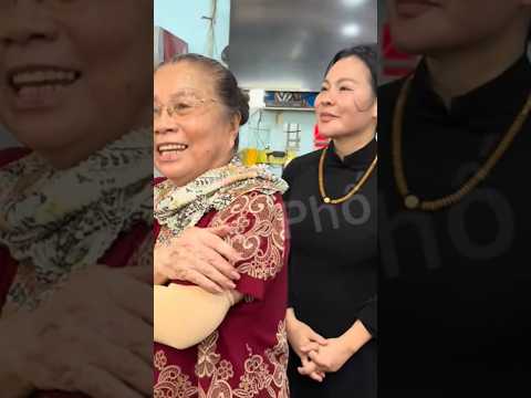 Mẹ nuôi của Quý Bình đãi mọi người dùng bữa cơm thân mật #short