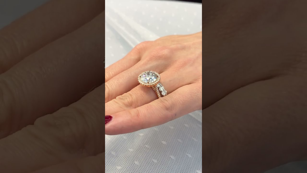 Round Brilliant Engagement Ring + Wedding Band Pairing