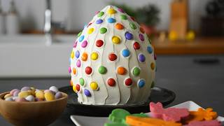 🥚 Überraschungskuchen zu Ostern – Dieses Ei ist innen voller Süßigkeiten 😍