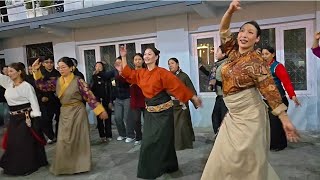 རེས་གཟའ་པ་སངས་ཀྱི་སྒོར་གཞས།