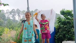 Trời mưa là các bạn mê lắm.tranh thủ ra tắm mưa liền.