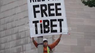 YouTube video thumbnail: Tibetan Protester Hangs Banner Protesting Xi Near the US Capitol