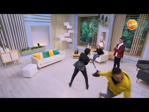 أغرب موقف يحدث على الهواء | هي وبس
