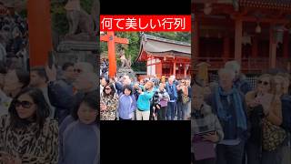 何て美しい行列なの！海外レディが伏見稲荷で華の集団に出くわした