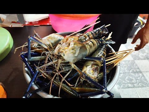 Masak dan makan udang jumbo hasil mancing bareng keluarga di rumah.