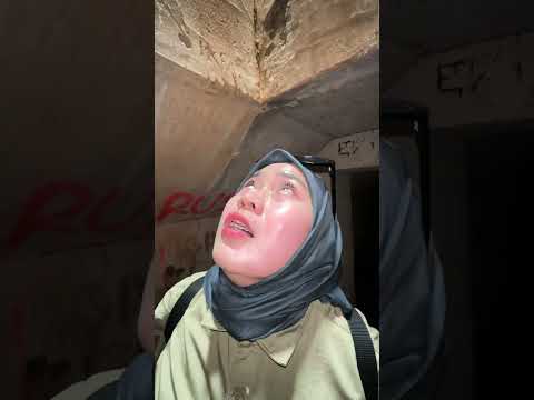 Ada suara saat masuk ke dalam bangunan tua di dalam tanah