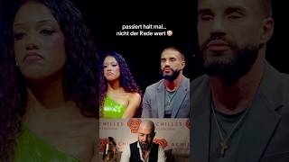 Sobald sie ihn kritisiert, verliert er komplett die Kontrolle.