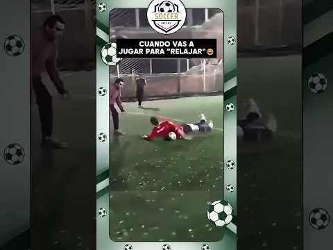 Se cayó, se calentó… ¡y mandó la pelota a la luna! 😂🚀