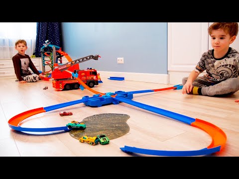 Лев и Глеб играют в машинками Hot Wheels и строят трассу