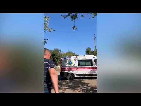 На Херсонщині поліцейські евакуювали працівників «швидкої», які потрапили під російський обстріл