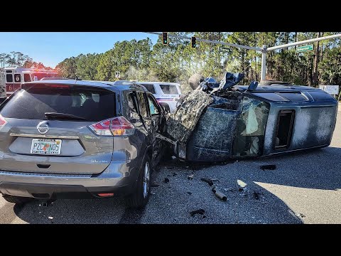 DOS COCHES DESTROZADOS EN UN ACCIDENTE