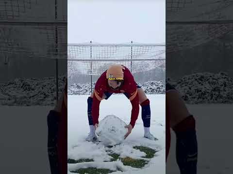 تجربة التسديد وسط الثلاج 🥶 كرة القدم #shorts #football #fyp
