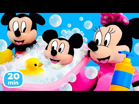 Día de baño en la familia de Mickey Mouse. La hermanita de Mickey