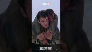 Barut Yüzbaşı, yaralı askeri sırtında taşıyor #sakaryafırat #trt #shorts