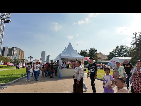 THOUSANDS of PEOPLE Enjoying Street Food During Water Festival in Phnom Penh, Cambodia 2