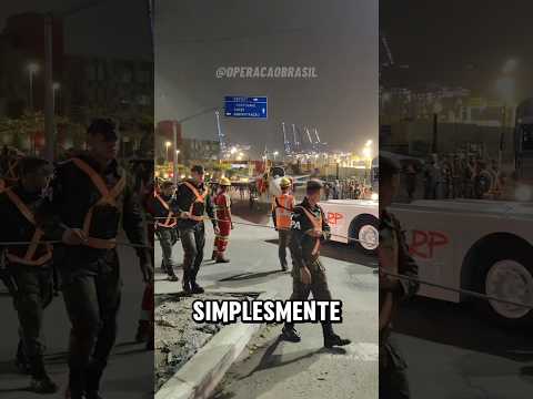 Caça gripen sendo transportado pelas ruas da cidade #militar #exercito #fab #gripen #viralvideo