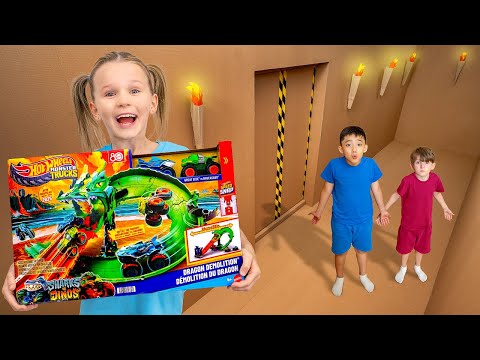 Cardboard Challenge with Hot Wheels Monster Trucks – Sharks vs Dinos!