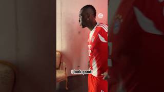 Nicolas Jackson sees his Bayern jersey for the first time! 🔴⚪️