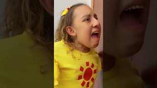Maria Clara ENSINA que NÃO PODE abrir a porta para ESTRANHOS #shorts