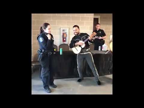 No Olvida Sus Raices!!! Mujer Policia Americana canta Los Laureles