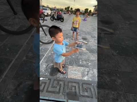 cậu bé cầm diều bị tuột bay mất guồng #kite #kiteflying #layang
