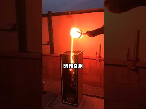 L'épée est fabriquée en versant du métal dans un moule ?
