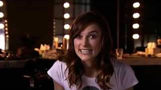 Comic Relief  T-Shirt - Keira Knightley (vidéo 1)