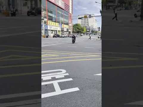 신호위반은 항상 위험한 결과를 가져옵니다.. 바이크 운전자분과 반대편 차량분 괜찮길 바랍니다.