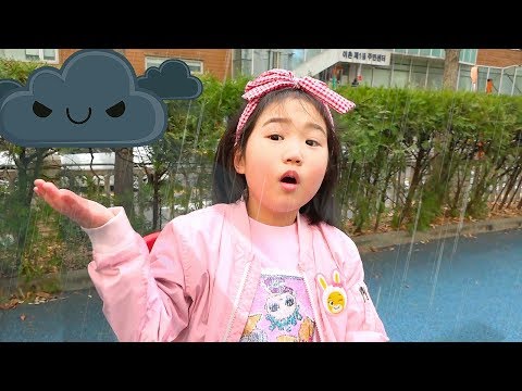 Boram juegan al aire libre en un día lluvioso