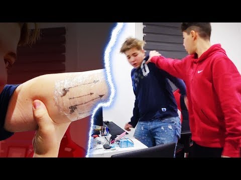 JE MONTRE MON TATOUAGE A MON FRÈRE IL ME FRAPPE !