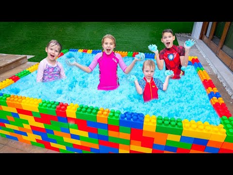 🐬 Vania y Mania aprenden a nadar en la piscina infantil | Vídeo para niños