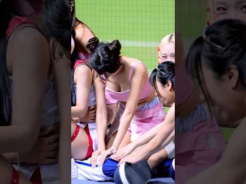 마스코트 다리 주물러주는 이주은(Lee Ju-Eun[李珠珢])치어리더