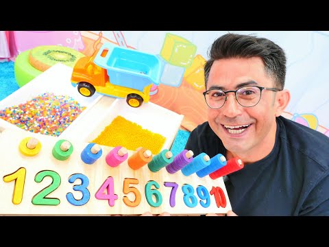 Çocuklar için eğitici ahşap oyuncakları. Nail baba odasını toplayıp oyuncağının parçalarını arıyor