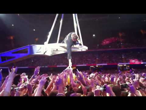Progress Live 2011: Robbie Performs Feel At Cardiff (14 June)