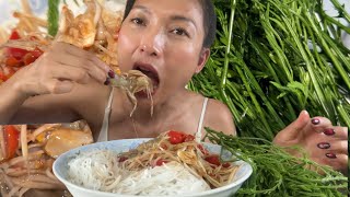 ส้มตำกุ้งสด กับแกงเห็ดผึ้ง ผักหลายๆ จ้า 
