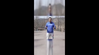 标题：转胯100下，腿脚更有力！