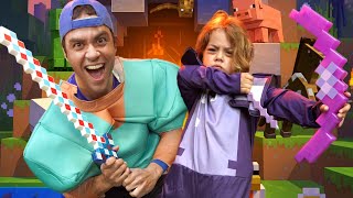 Luccas Neto e Luke entram no MINECRAFT na vida real