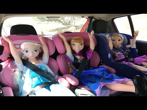 Rapunzel Elsa y Anna muñecas grandes se divierten jugando y cantando canciones de viaje en coche