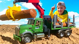 Coches para niños El tractor de ruedas grandes lleva un camión de madera y ayuda a Alex